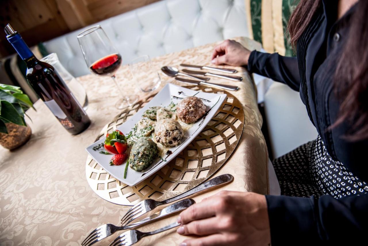 Hotel Kristall Фалцес Екстериор снимка