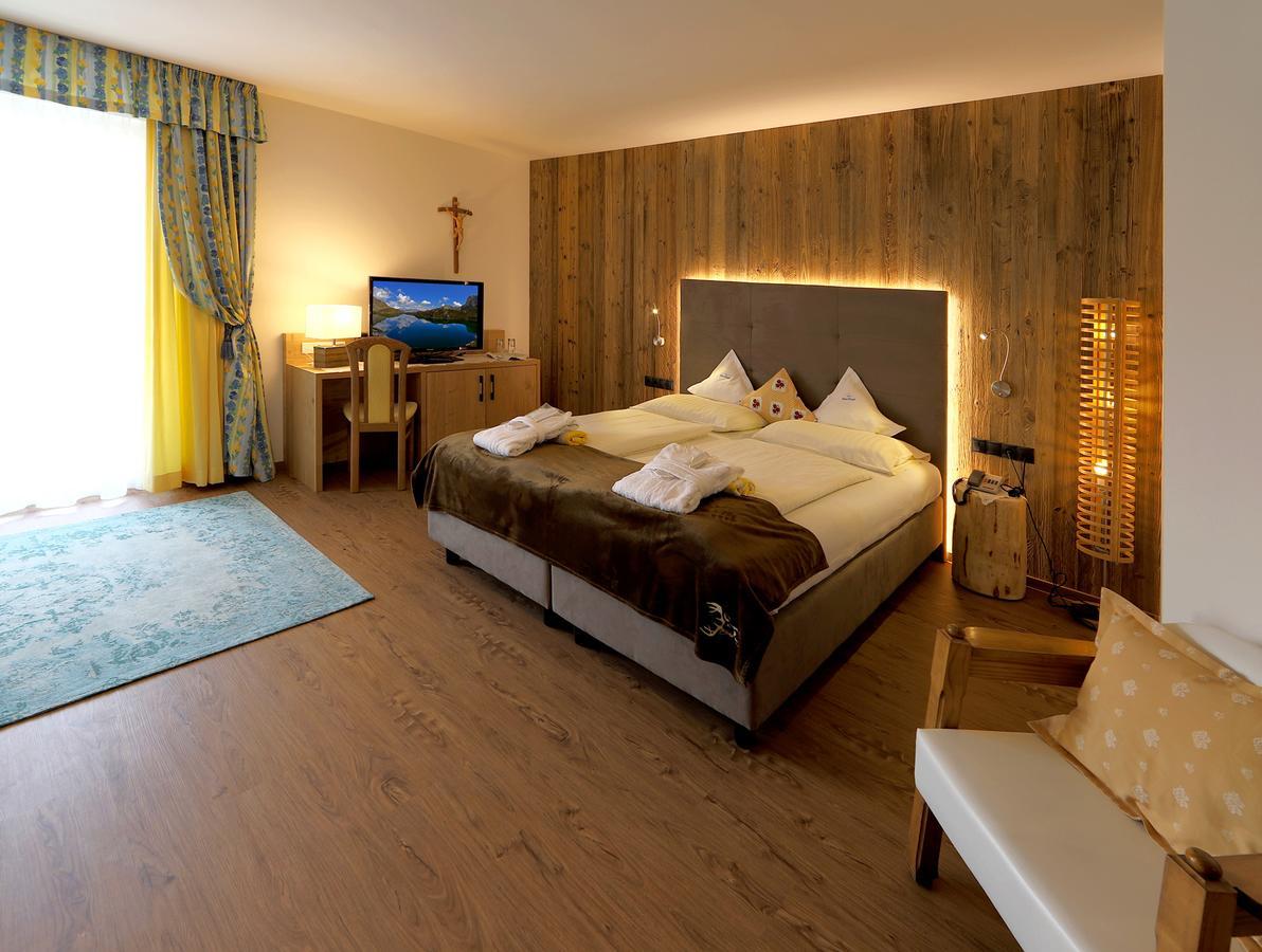 Hotel Kristall Фалцес Екстериор снимка