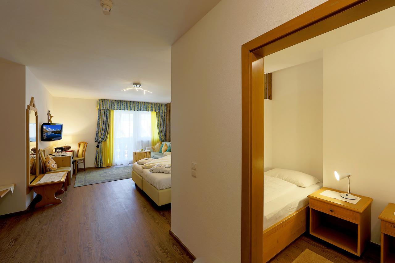 Hotel Kristall Фалцес Екстериор снимка