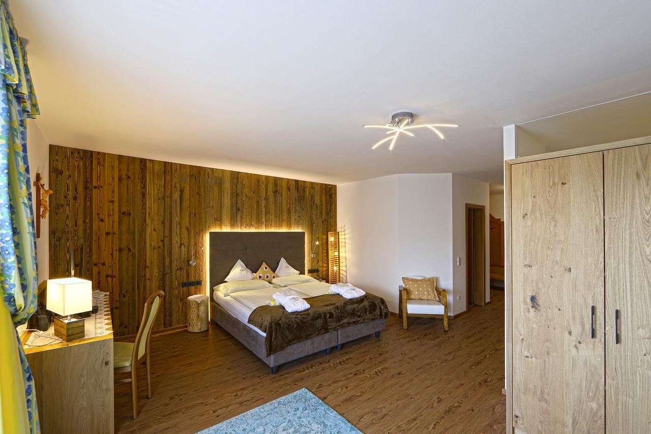 Hotel Kristall Фалцес Екстериор снимка