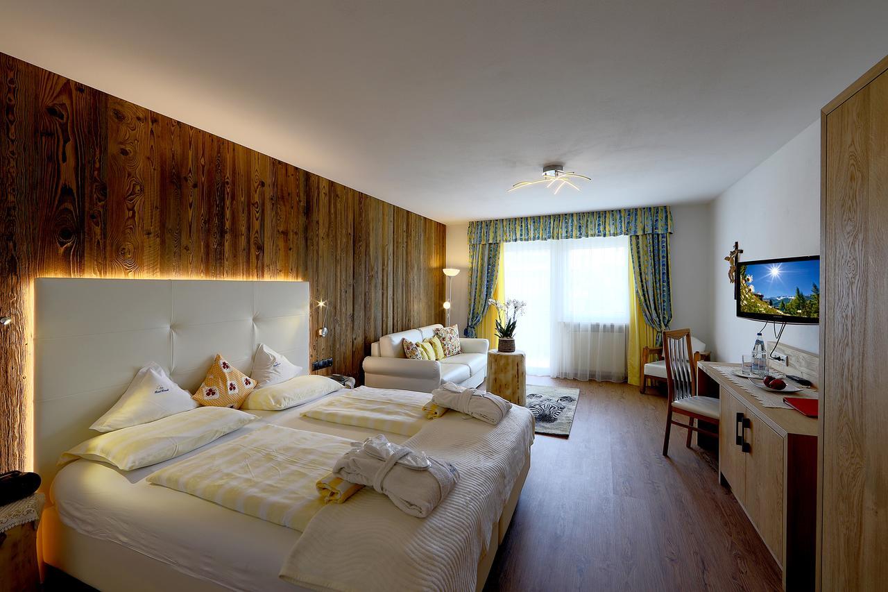 Hotel Kristall Фалцес Екстериор снимка