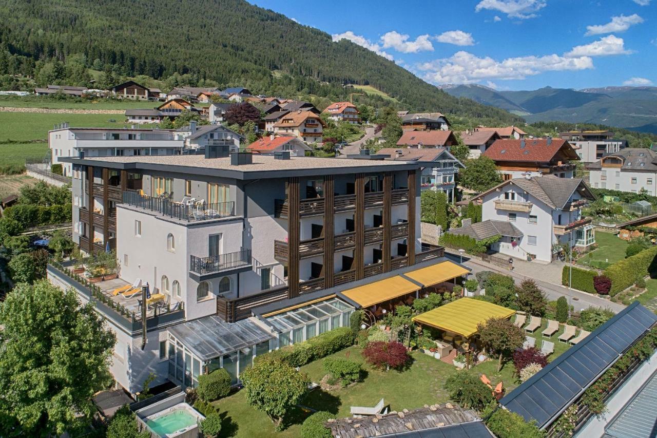 Hotel Kristall Фалцес Екстериор снимка