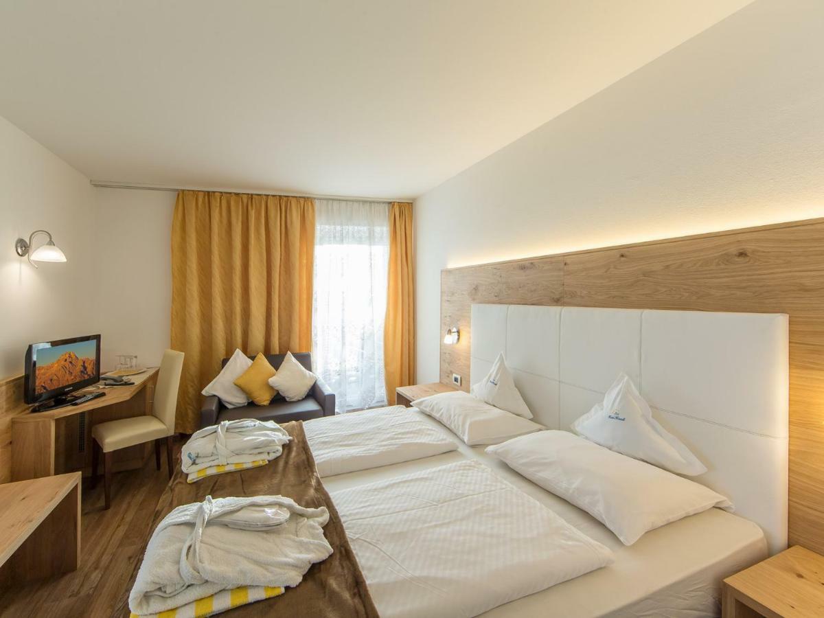 Hotel Kristall Фалцес Екстериор снимка